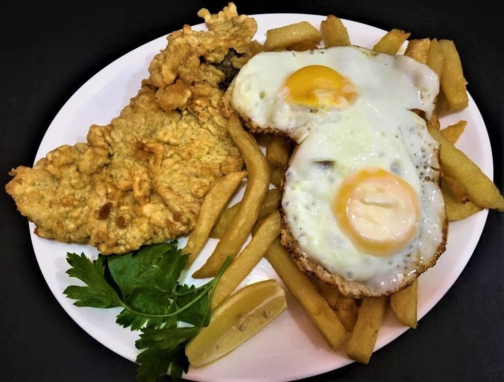 Escalope de ternera con papas fritas a caballo