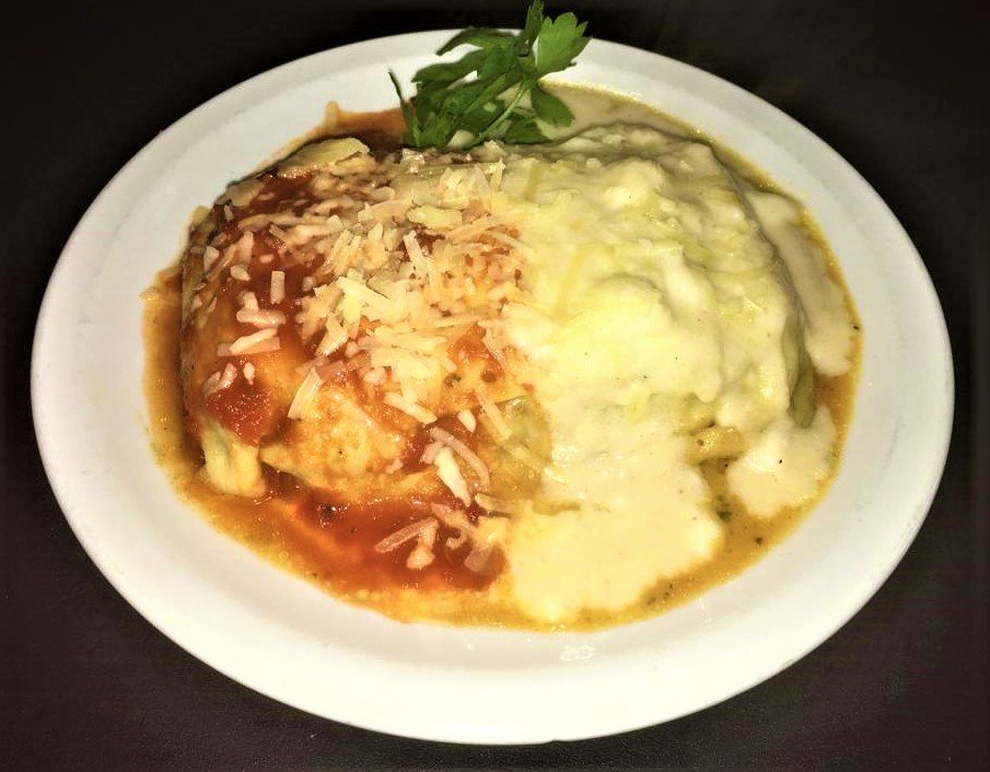 Lasaña casera con salsa mixta y parmesano gratinado