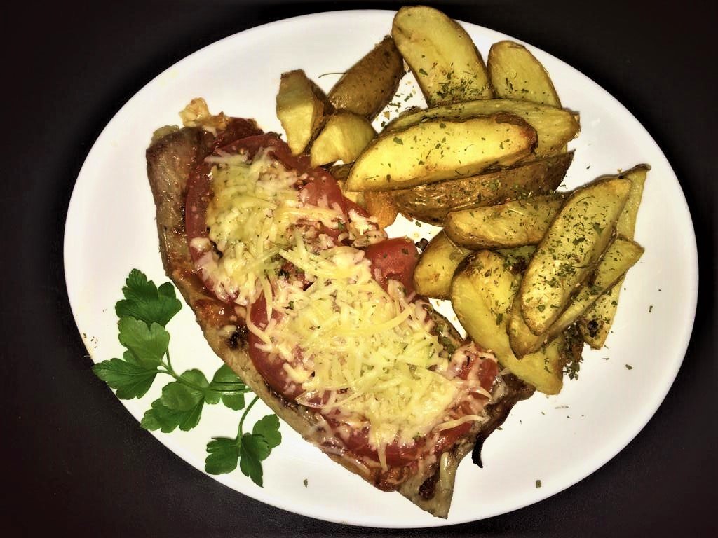 Matambre tiernizado a la pizzaiola con papas rústicas