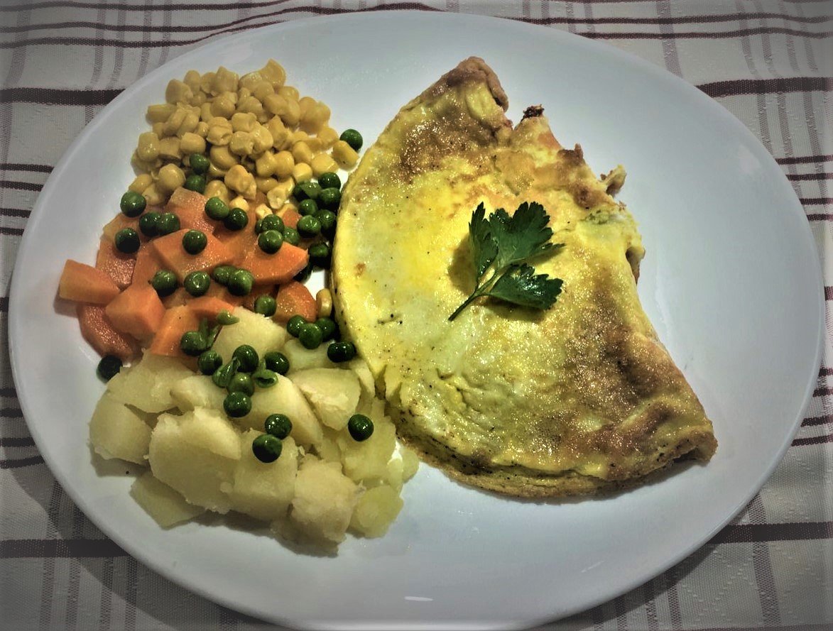 Omelet caprese con jardinera de papa, zanahoria, arvejas y choclo