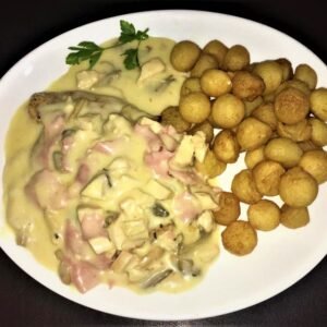 Suprema de pollo grille a la parissienne con papas noissette