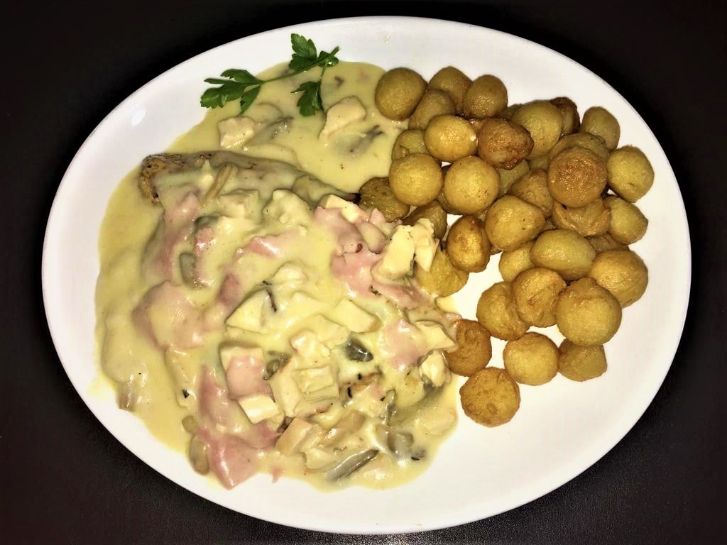 Suprema de pollo grille a la parissienne con papas noissette