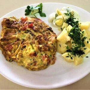 Omelet caprese con ensalada de papa, huevo y perejil