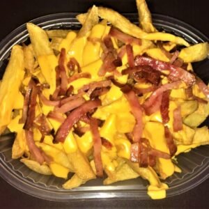 Papas fritas con cheddar y panceta