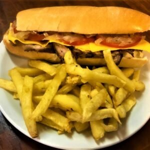 Sandwich Especial de Bondiola Las Margaritas con papas fritas