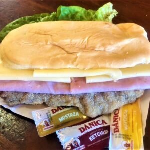 Sandwich Milanesa con jamón y queso o lechuga y tomate