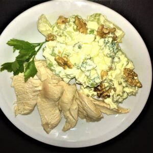 Blanco de ave con ensalada waldorf