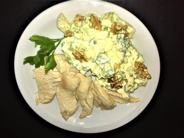 Blanco de ave con ensalada waldorf