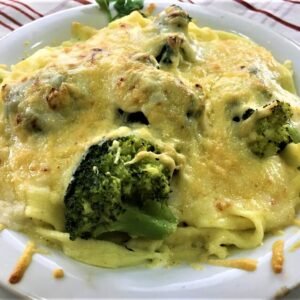 Tagliatellis caseros (al huevo o verdura) con brócoli al gratén