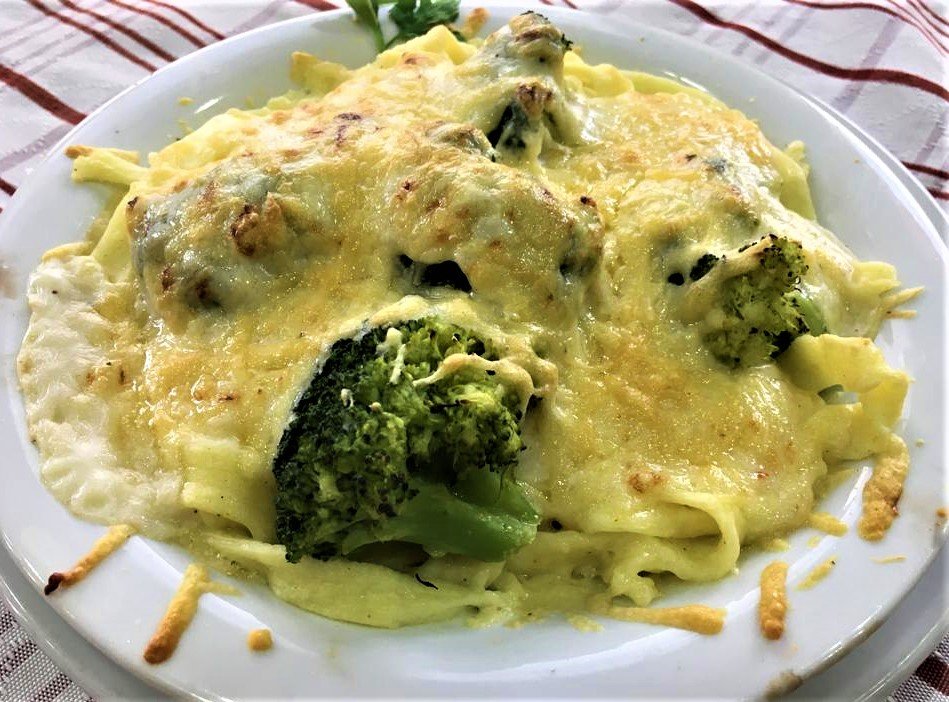 Tagliatellis caseros (al huevo o verdura) con brócoli al gratén