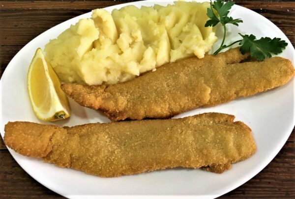 Filet de merluza a la milanesa con fritas o puré