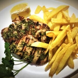 Churrasquito de cerdo a la provenzal con papas fritas