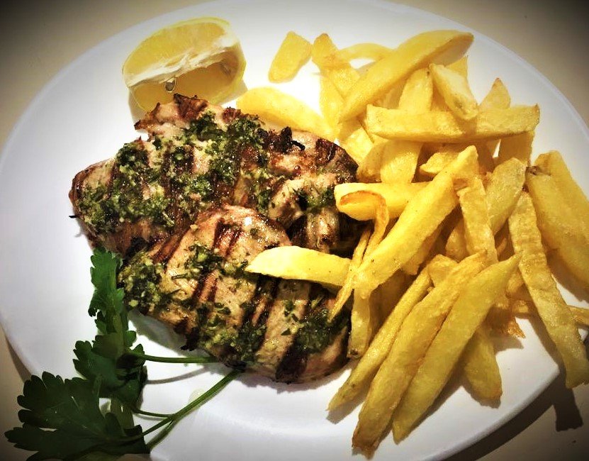 Costillitas de cerdo a la provenzal con papas fritas