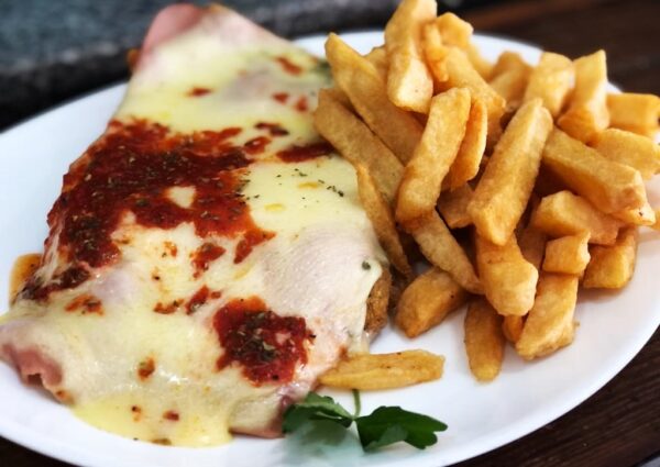 Milanesa a la napolitana con papas fritas