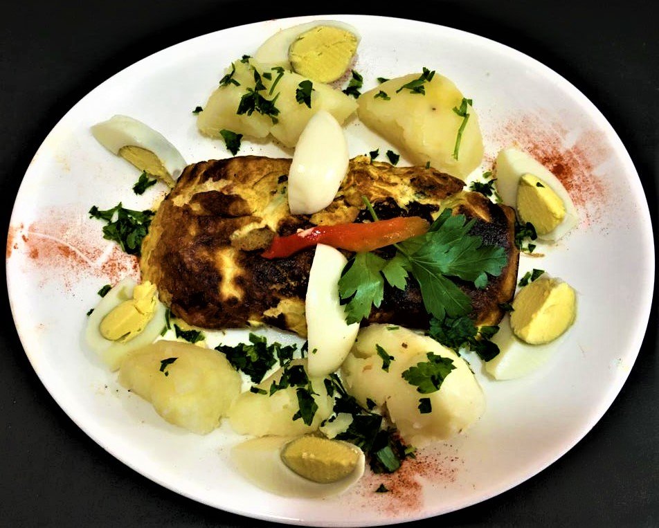 Omelette Margaritas (Queso, tomate, jamón, lechuga) con ensalada de papa y huevo duro