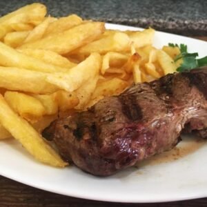 Bife de lomo con guarnición