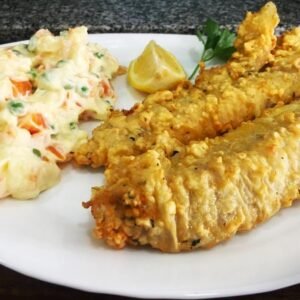 Filet de merluza a la romana con ensalada rusa