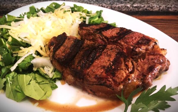 1/2 Bife de chorizo con ensalada de rúcula, parmesano y cebolla