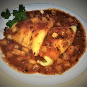 Crepes de verdura, pollo, ricota, muzzarella y jamón con salsa pomodoro concasé