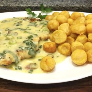 Pollo a la crema de verdeo con papas noissette