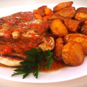 Pollo con salsa de pimientos, batatas y zanahorias glaseadas
