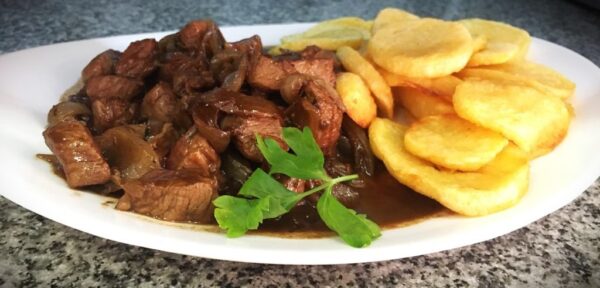 Salteado de lomo con papas españolas