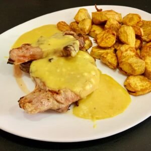 Costillitas de cerdo a la mostaza con papas españolas