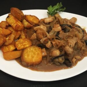Fricasé de cerdo a la cerveza con batatas fritas