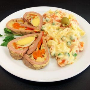 Matambre casero con ensalada rusa
