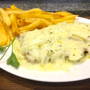 Milanesa de ternera a la fugazzetta con fritas o puré
