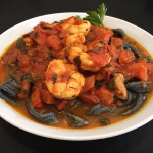 Pasta negra con frutos de mar