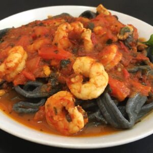 Pasta negra con frutos de mar