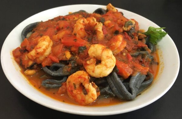 Pasta negra con frutos de mar