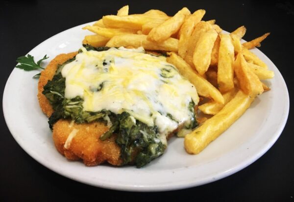 Milanesa de pollo a la Fiorentina con papas fritas