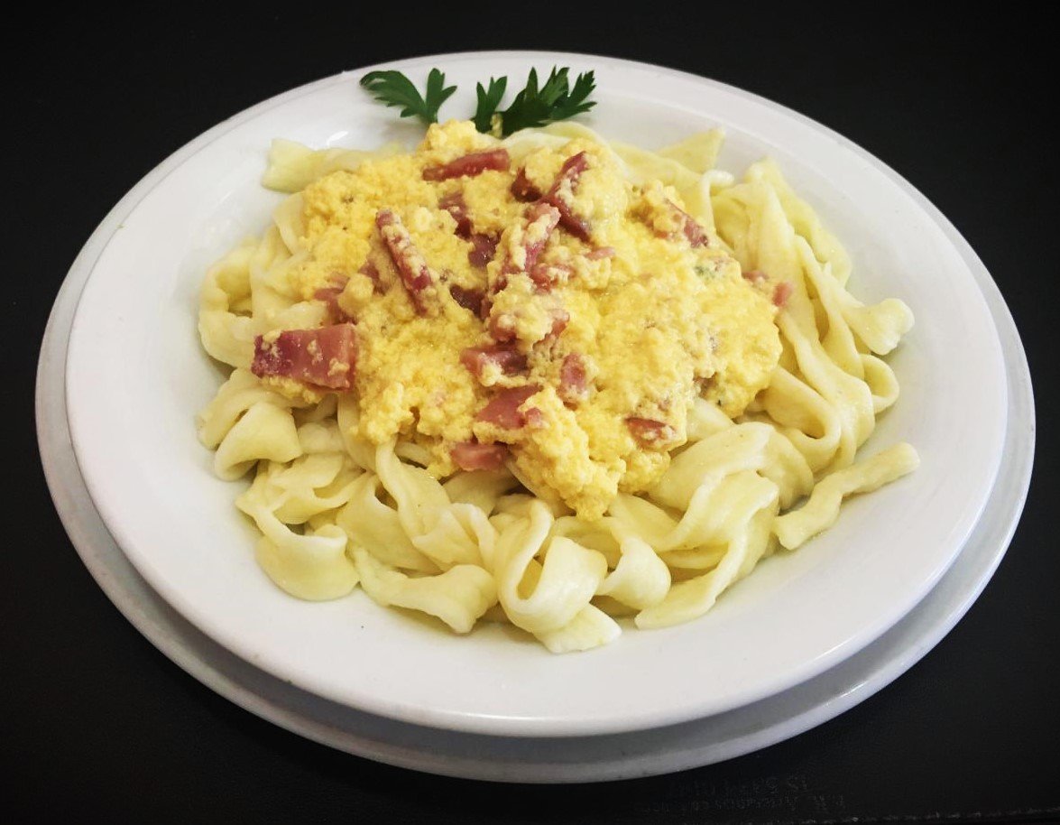 Carbonara: panceta, huevo, queso