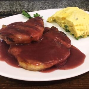 Costillitas de cerdo al Malbec con milhojas de papa