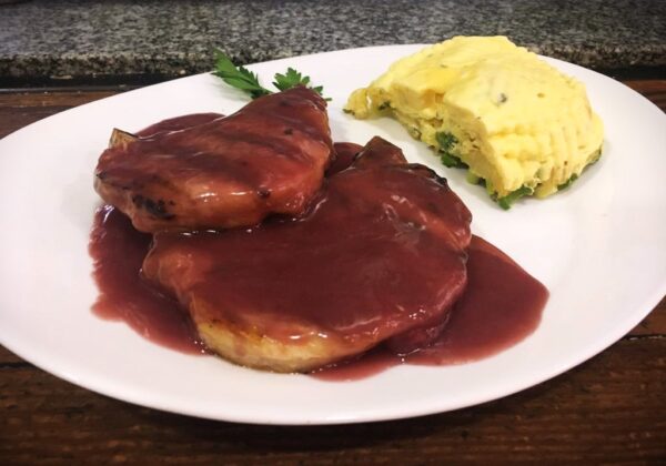 Costillitas de cerdo al Malbec con milhojas de papa