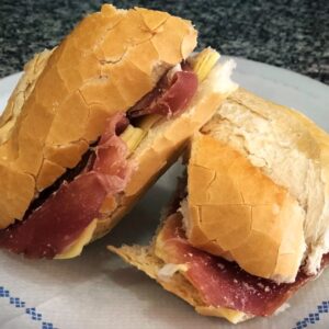 Sandwich Especial de jamón crudo y queso