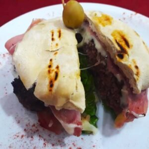 Hamburguesa casera con jamón y queso o lechuga y tomate