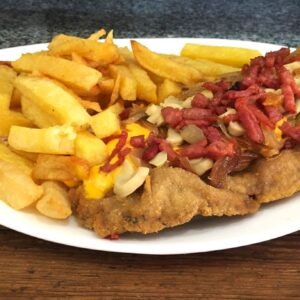 Milanesa de ternera con queso cheddar, panceta, champiñon, cebolla dorada y papas fritas