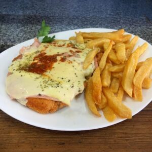 Suprema de pollo a la napolitana con fritas o puré