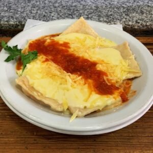 Caseritos de calabaza y ricota con salsa blanca , fileto y parmesano
