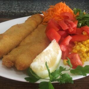 Filet de merluza al milanesa con ensalada de rúcula, tomate, zanahoria y choclo