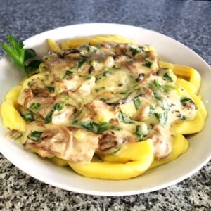 Fusiles al fierrito con salsa “Verona”