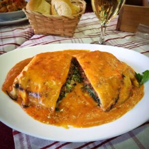 Lasaña rellena de carne, verdura, jamón y muzzarella con salsa rosa