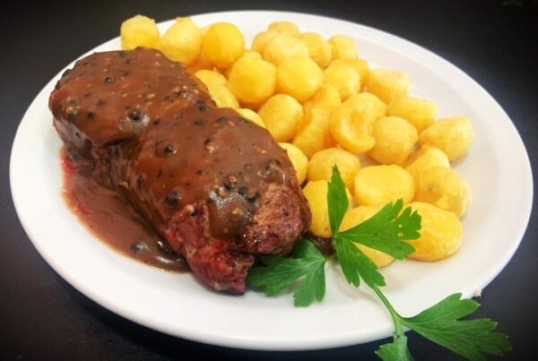 Lomo a la pimienta con papas noisette