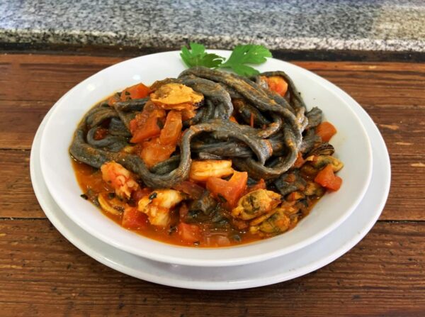 Pasta negra con frutos de mar
