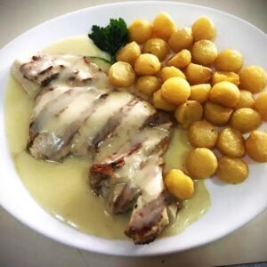 Pollo a la crema de limón con papas noisette