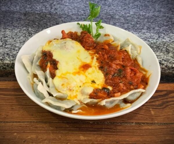Ravioles de verdura o ricota con salsa amatriciana