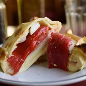 Tarta de jamón, queso, tomate y morrón